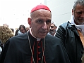 La Santa Sindone - Il Cardinal Poletto si intrattiene con i pellegrini_20